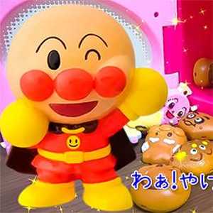 Szczęśliwy kucharz w strzelaniu do bąbelków