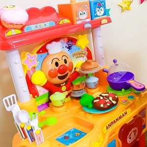 Szczęśliwy kucharz w strzelaniu do bąbelków